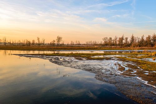 Overstroomd land aan het begin van de winter