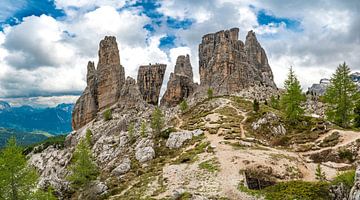 Cinque Torri in de Dolomieten tijdens de lente