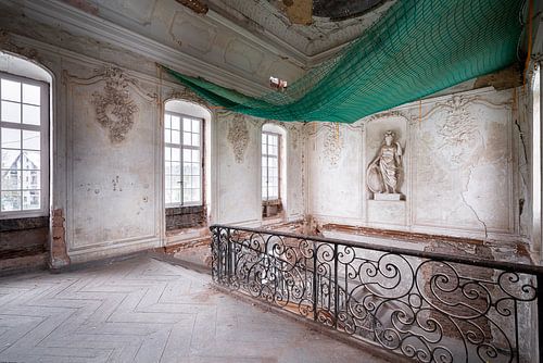 Escalier abandonné dans la salle de bal.