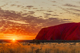 Zonsopgang bij Uluru van Markus Lange