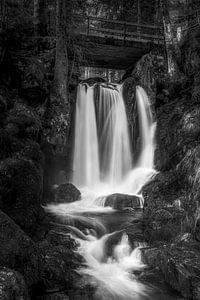 Wasserfall in schwarzweiß