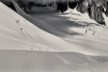Shadows on the glacier van Lumi Toma