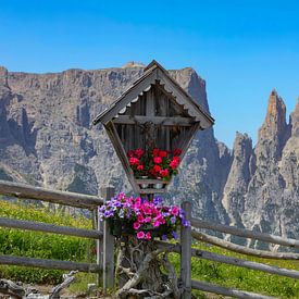 Mountain cross on the Alpe di Siusi by Rudolf Brandstätter