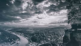 Düsteres Panorama - Zwischen Felsen und Sandsteinen - Königstein von Jakob Baranowski - Photography - Video - Photoshop