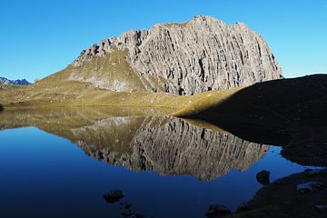 Kracht van Tirol, waar alpine uitgestrektheid, rotsformaties en glooiende bergweiden een krachtig, harmonieus landschap vormen. van Miriam Schwarzfischer Fotografie