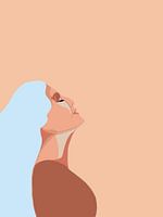 La femme aux cheveux bleus clairs