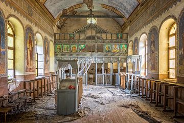 Verloren plaats - Verlaten kerk in Oost-Europa van Gentleman of Decay