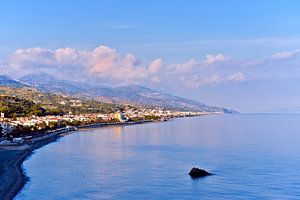 L'heure bleue sur la côte de Sant'Alessio Siculo en Sicile