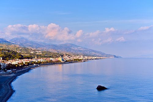 Blauw uur aan de kust van Sant'Alessio Siculo op Sicilië