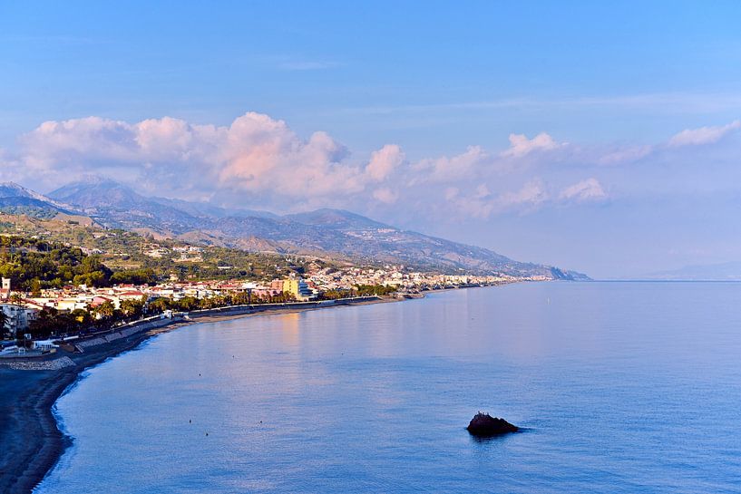 Blaue Stunde an der Küste von Sant'Alessio Siculo in Sizilien von Silva Wischeropp