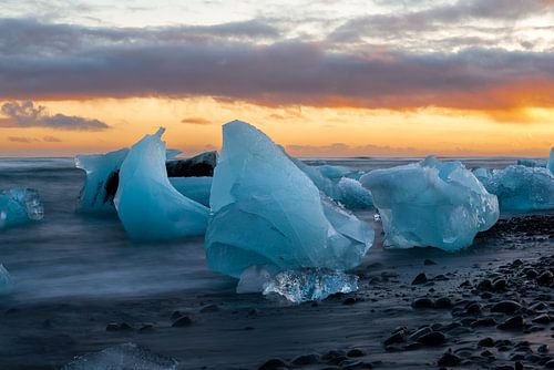 Aan het strand bij het ijsbergenmeer Jokulsarlon in Zuid IJsland