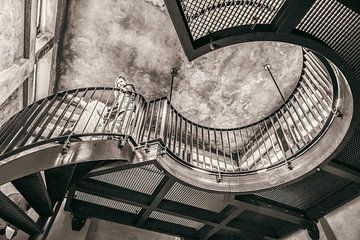 Escalier industriel en colimaçon dans un vieux bâtiment, en couleurs vintage sur Jan Willem de Groot Photography