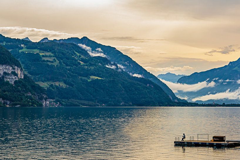Pêcheur le matin, lac de Thoune Suisse par Gig-Pic by Sander van den Berg