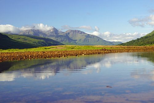 Kleurrijke Glen Etive in Schotland met reflectie van de bergen in de rivier.