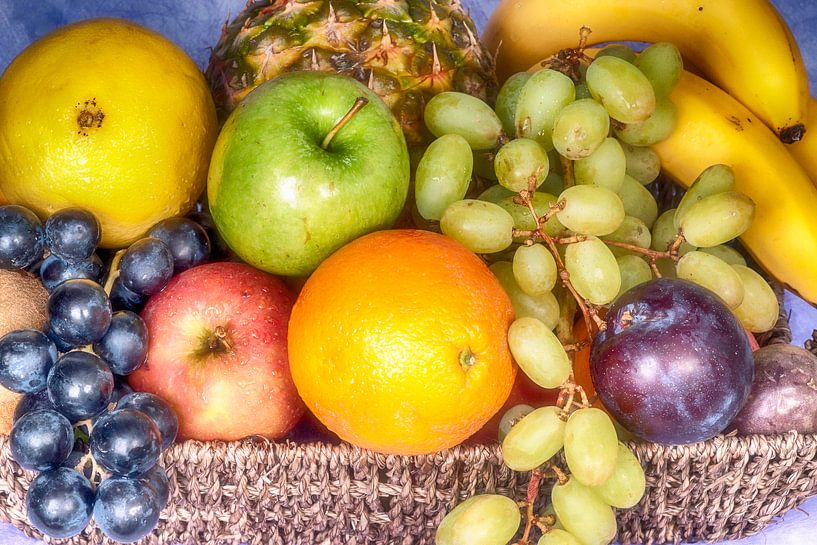 Obstkorb mit verschiedenen Obstsorten von Egon Zitter