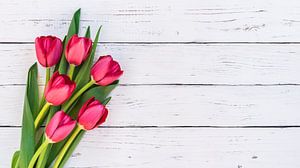 Bouquet de fleurs printanières avec tulipes rouges sur fond blanc en bois sur Alex Winter