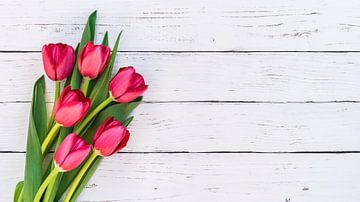 Frühlingsblumenstrauß mit roten Tulpen auf weißem Holzhintergrund von Alex Winter