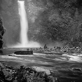 Puissante chute d'eau par la pluie près de Banaue (Philippines) en noir et blanc sur Laurens Coolsen