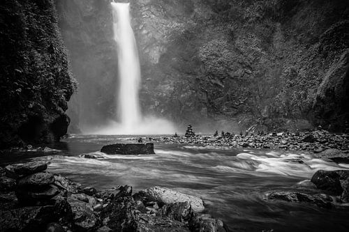 Puissante chute d'eau par la pluie près de Banaue (Philippines) en noir et blanc