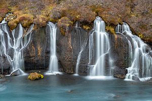 Détail de la chute d'eau Hraunfossar en Islande