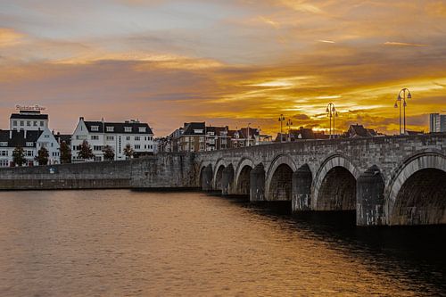 Lever de soleil à Maastricht avec vue sur la rivière Maas et le quartier de Wyck avec un ciel menaça sur Kim Willems
