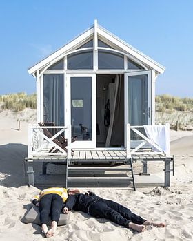 Strandhuisje op een zonnige dag