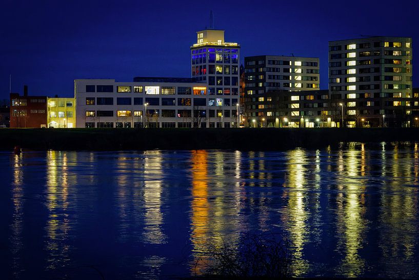 Venlo | Abendaufnahme des Hochwassers in der Maas (Nedinsco-Gebäude) von Jos Saris