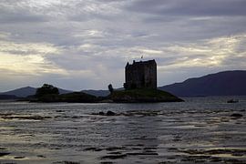 Castle Stalker ist ein Turmhaus etwa 2,5 Kilometer nordöstlich von Port Appin