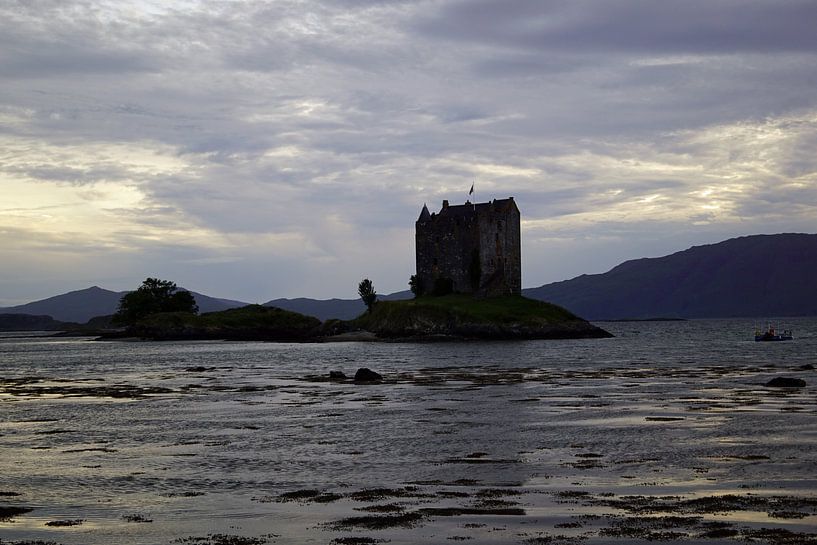 Castle Stalker is a tower house about 2.5 kilometers northeast of Port Appin by Babetts Bildergalerie