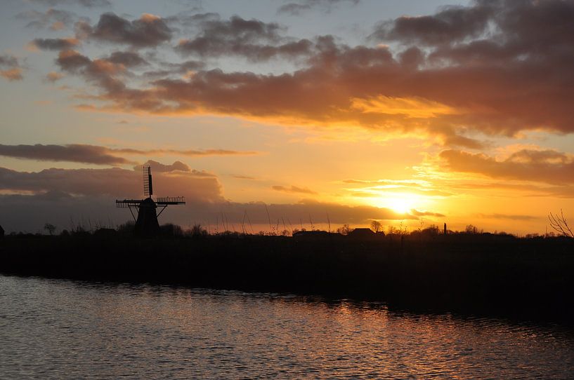 Molen in tegenlicht / Windmill in backlight van Henk de Boer