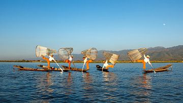 De vissers van Inle Lake in Myanmar van Roland Brack
