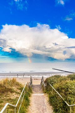 Mooie wolkenluchten boven het strand bij Domburg (staand) van Danny Bastiaanse
