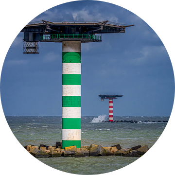 Groen en rood havenlicht aan de monding van de Nieuwe waterweg