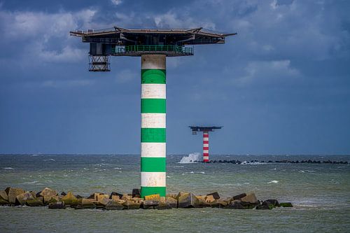 Grüne und rote Hafenlichter an der Mündung der Neuen Wasserstraße von Leon Okkenburg
