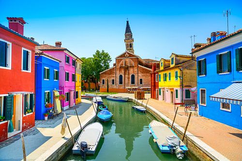 Kleurrijke huizen en klokkentoren langs het kanaal van het eiland Burano