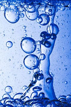 Water met luchtbellen van Peter van den Berg