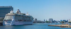 Kreuzfahrtschiff am Terminal Amsterdam