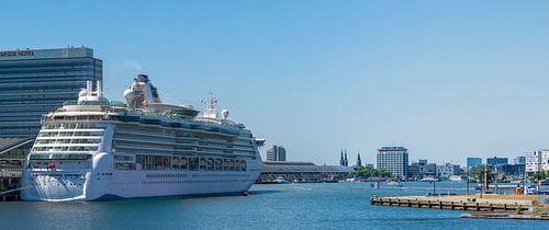 Cruiseschip bij terminal Amsterdam
