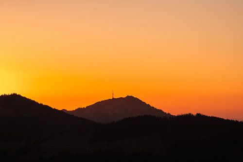 Grünten, de beschermer van de Allgäu, silhouet bij oranje zonsondergang
