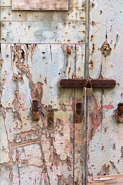 Detail oude deur in pasteltinten van Yke de Vos