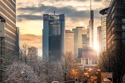 Frankfurt in winter met sneeuw, skyline aan het eind van een straat bij zonsopgang