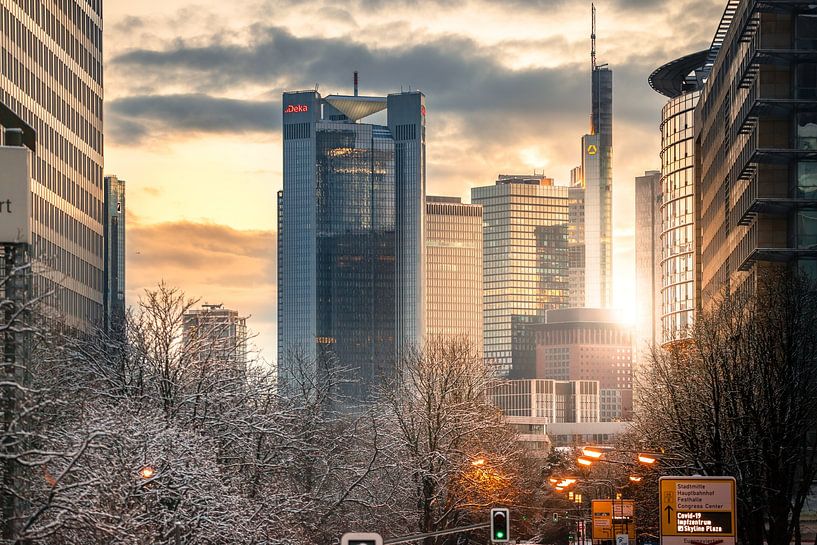 Francfort en hiver avec de la neige, skyline au bout d'une rue au lever du soleil par Fotos by Jan Wehnert