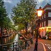 Lampadaire et canal d'Amsterdam en octobre. sur Reezyard
