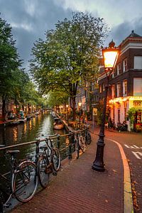 Lampadaire et canal d'Amsterdam en octobre.