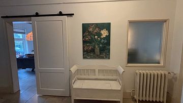 Klantfoto: Flesje met pioenrozen en blauwe ridderspoor, Vincent van Gogh