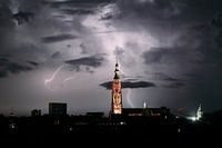 Bliksem met de grote kerk van Breda