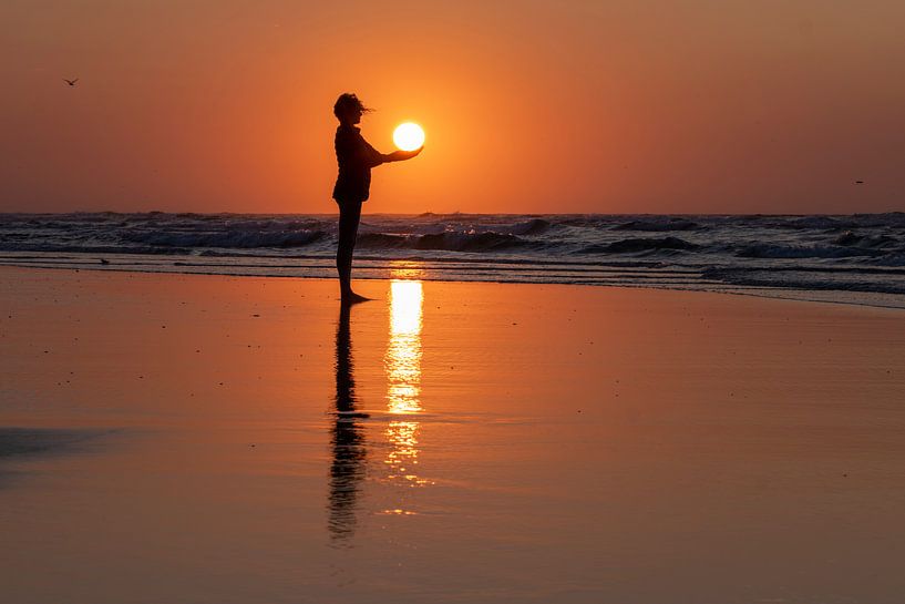 Vrouw met de zon in haar handen van Wad of Wonders