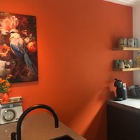 Klantfoto: Vogel tussen de kleurrijke Bloemen van But First Framing, als artframe