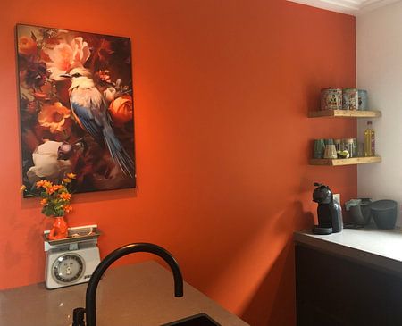 Vogel zwischen bunten Blumen