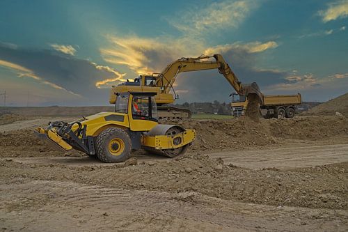 Graafmachine, wals en vrachtwagen in actie